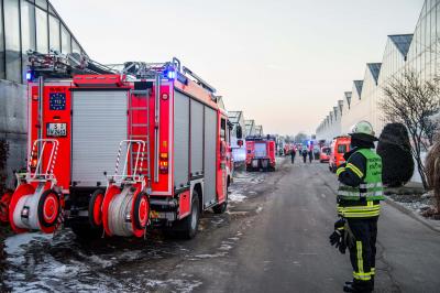 Stuttgart-Muehlhausen: Brand auf Balkon breitet sich auf Dachstuhl aus - 2 Personen gerettet